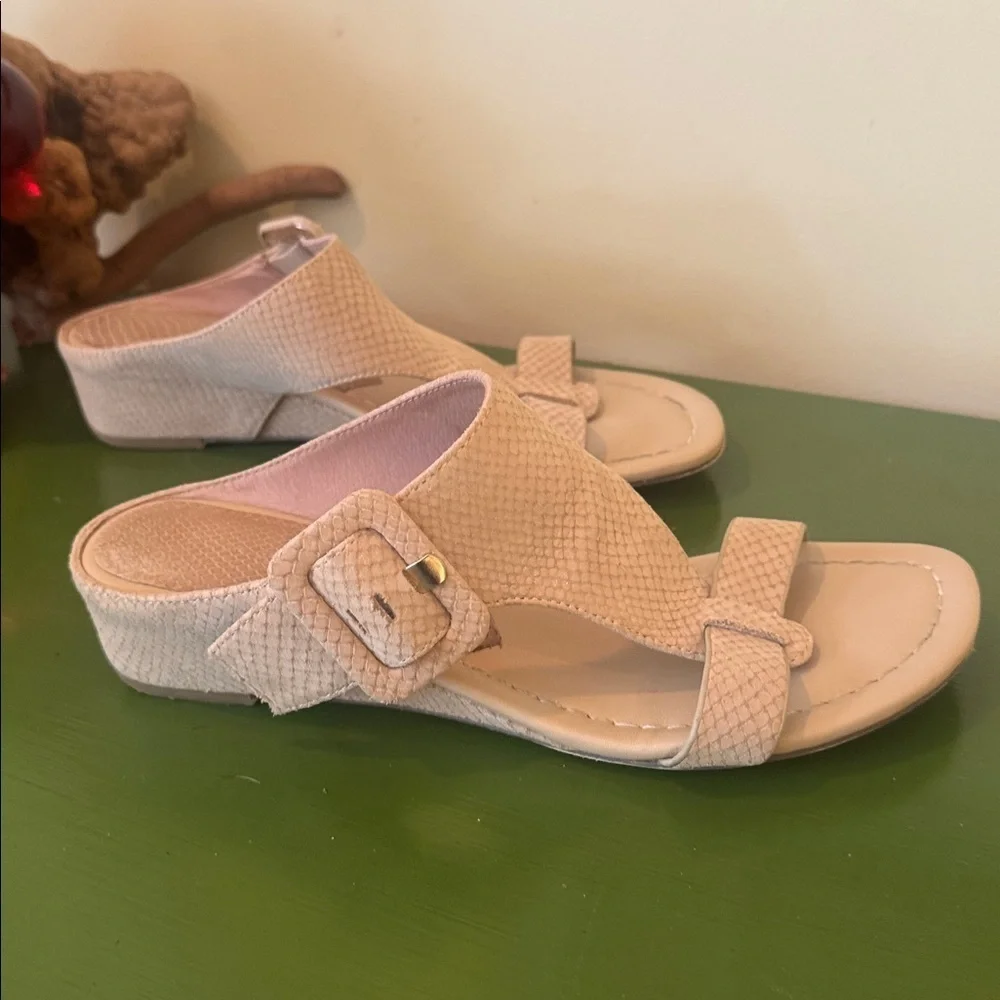 Donald Pliner Ofelia cream colored sandals